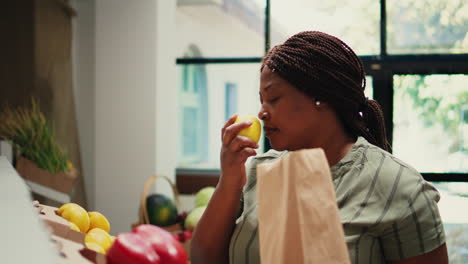 mujer que huele a limones naturales ricos de la granja local