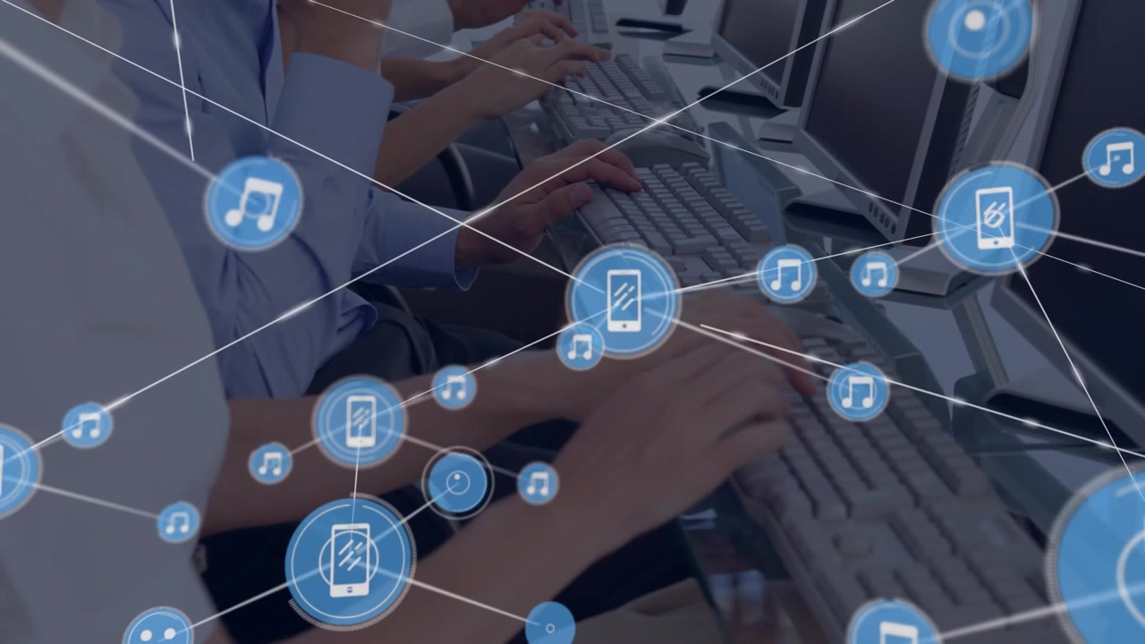 Animazione di icone connesse sopra diversi operatori del servizio clienti che digitano sulla tastiera in ufficio.