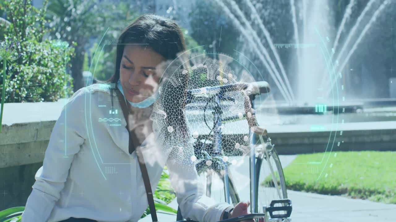 코로나 19 세포의 애니메이션과 스 ⁇  스캐닝 스마트폰을 사용하여 얼굴 마스크를 착용한 여성