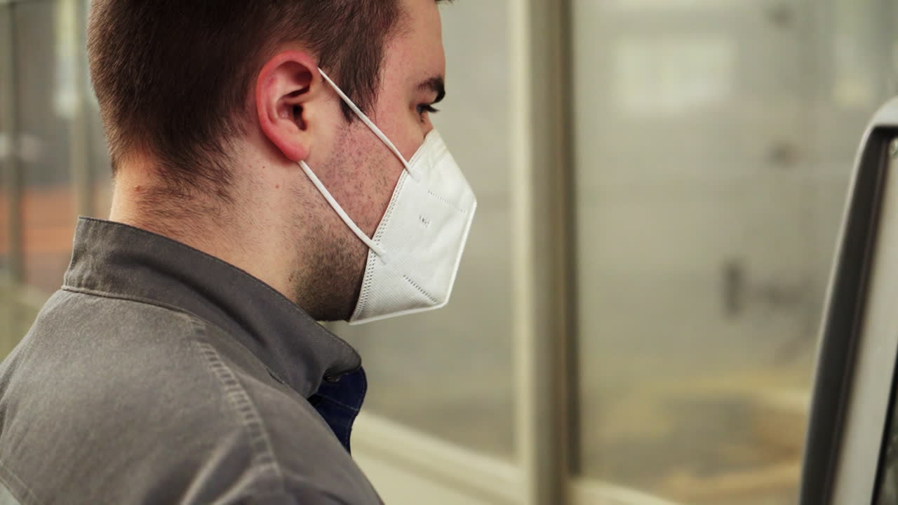 trabajador de fábrica que opera maquinaria