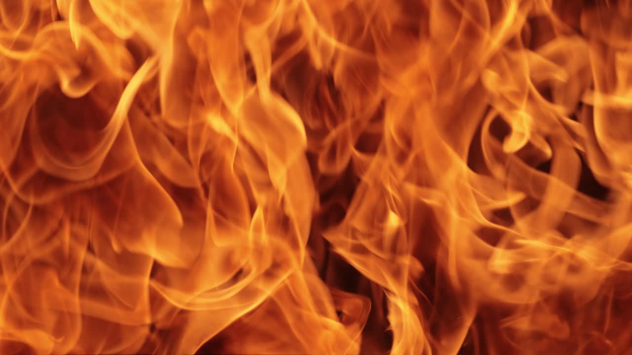 Fiamme su sfondo nero al rallentatore