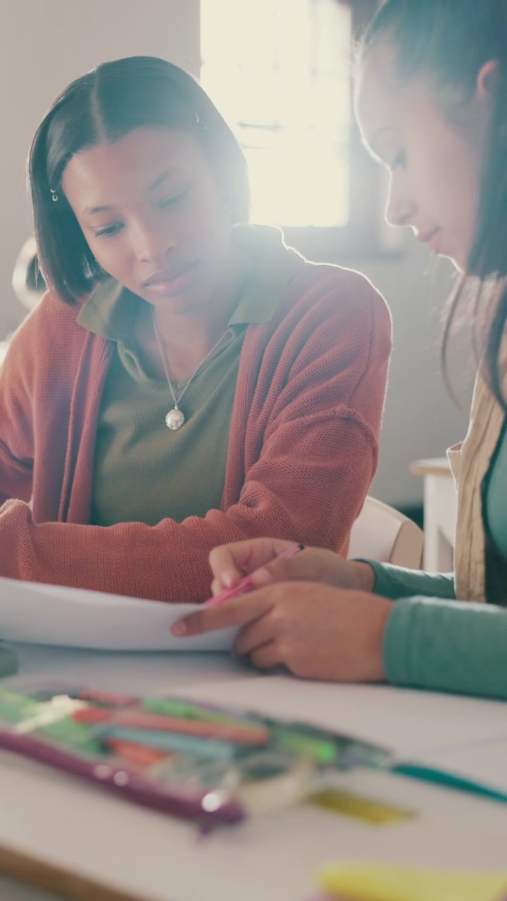 Studenti diversi che collaborano a un progetto in un'aula