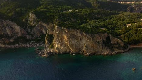 Escarpada-Costa-Jónica-De-Corfú-Hermoso-Paisaje-De-La-Isla-Griega-Drone-Revela