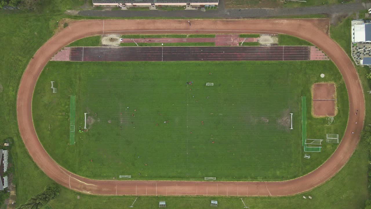 vista aérea del campo deportivo con avión no tripulado