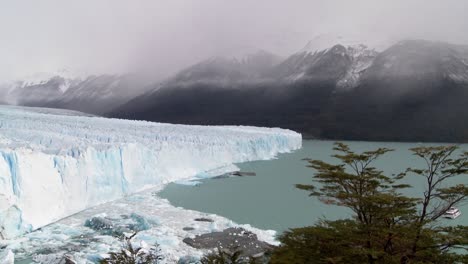 Un-Plano-General-De-Un-Enorme-Glaciar-1