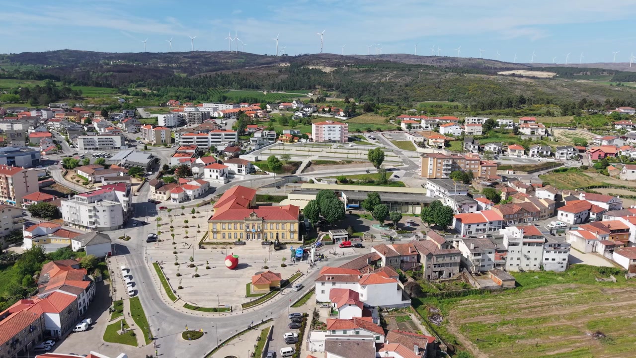 Aéreo - Vista geral da cidade de Régua, Praça da Câmara Municipal, Turbinas eólicas, Colinas, Portugal