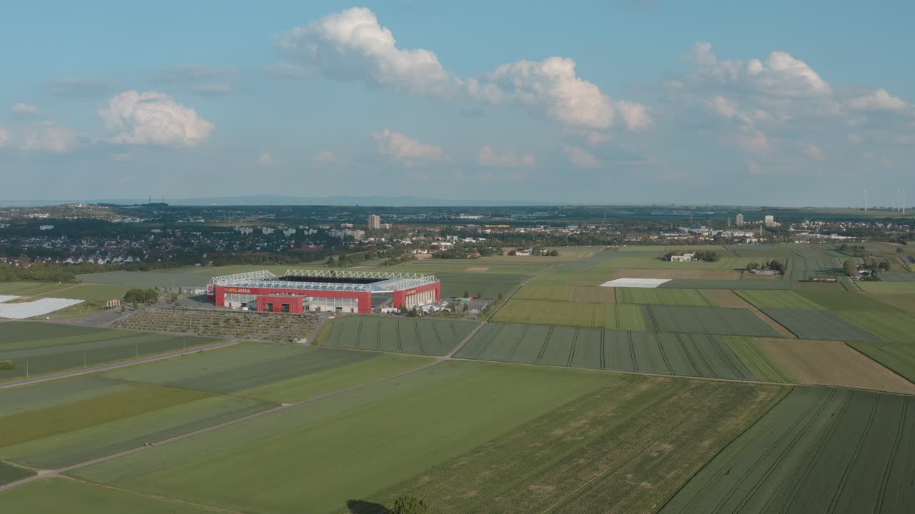 drone - toma aérea del estadio de fútbol del equipo de la bundesliga fsv mainz 05 con campo en primer plano en un día soleado, 25p