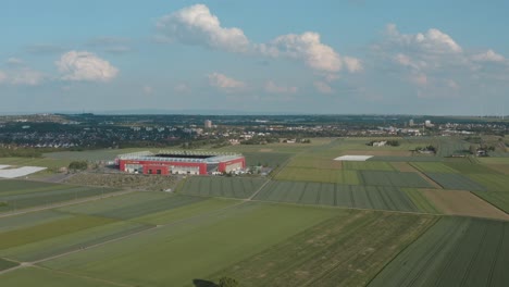 Drone---Toma-Aérea-Del-Estadio-De-Fútbol-Del-Equipo-De-La-Bundesliga-Fsv-Mainz-05-Con-Campo-En-Primer-Plano-En-Un-Día-Soleado,-25p