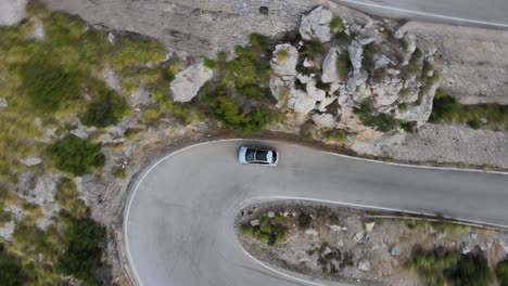 Blick-Nach-Unten-Auf-Ein-Auto,-Das-Auf-Einer-Kurvenreichen-Bergstraße-In-Sa-Calobra,-Mallorca,-Spanien,-Abbiegt