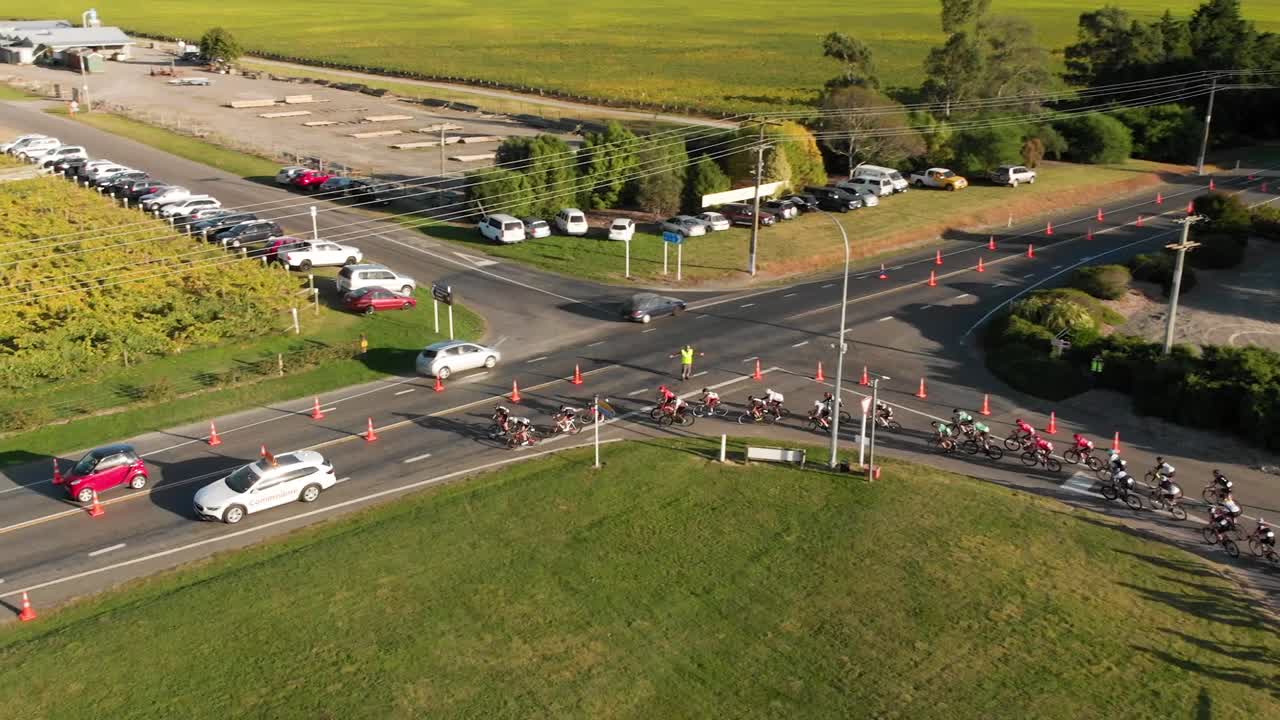 공중 - 뉴질랜드 말보로의 와이너리를 통해 경주하는 바이커 그룹