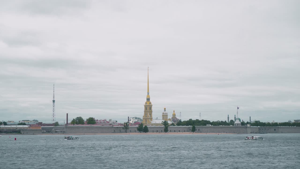 Peter og Paul Fæstningen i Sankt Petersborg på en overskyet dag
