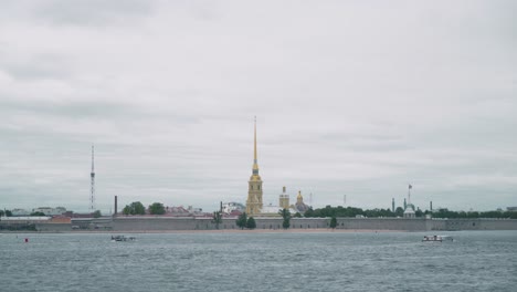 la fortaleza de pedro y pablo en san petersburgo en un día nublado