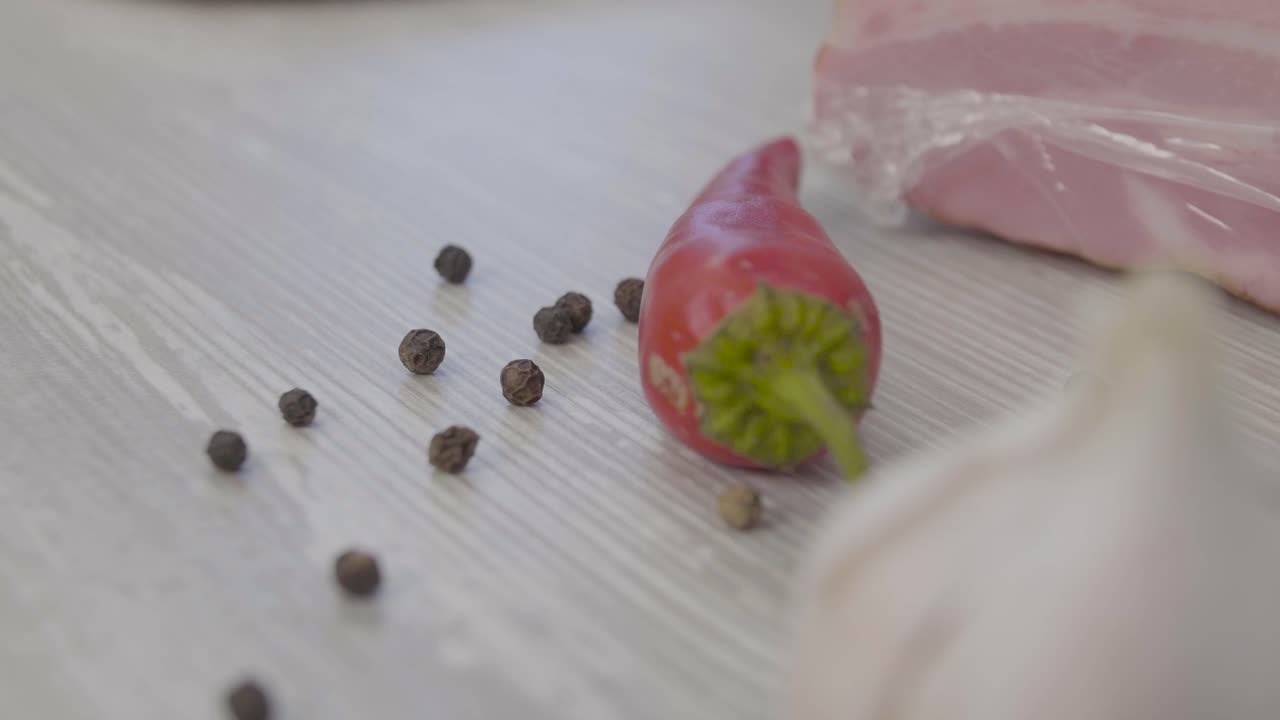 ingredientes de tocino, ajo y pimienta