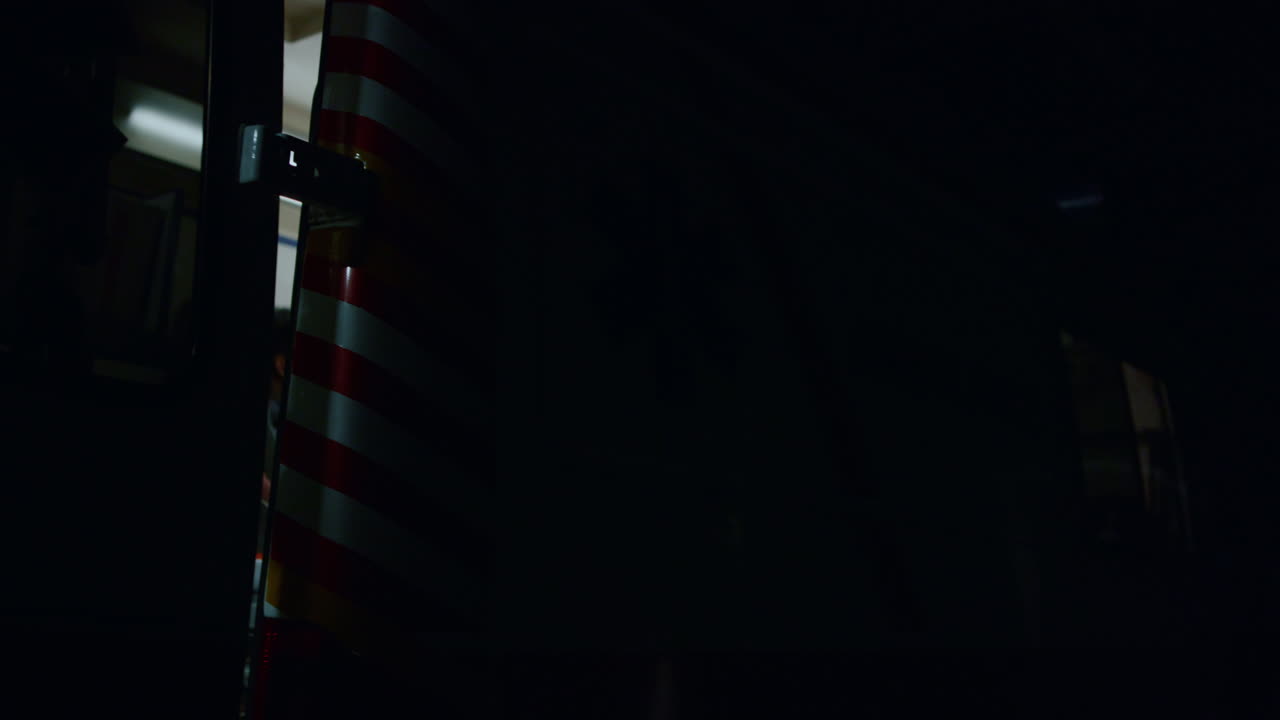 подробный вид машины скорой помощи с эмблемой