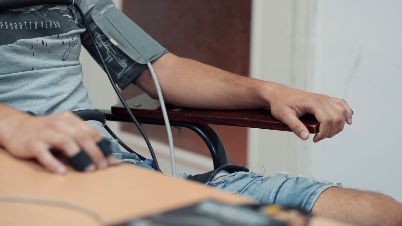 거짓말 탐지기에 대한 질문에 대답하는 남자