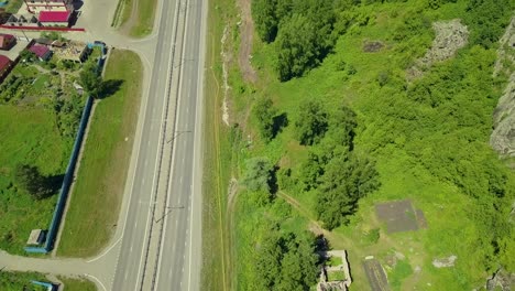 vuelo aéreo sobre la carretera en condiciones de montaña también vista de una pequeña ciudad turística