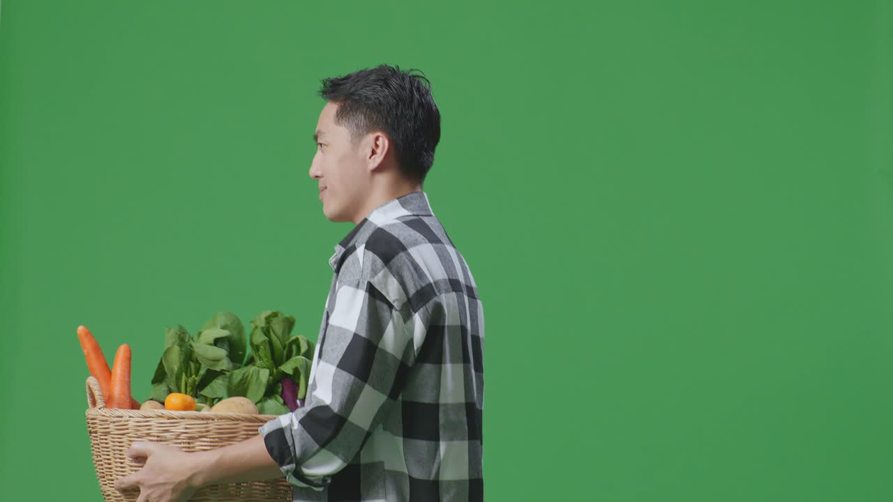 신선 한 농산물 의 바구니 를 들고 있는 사람