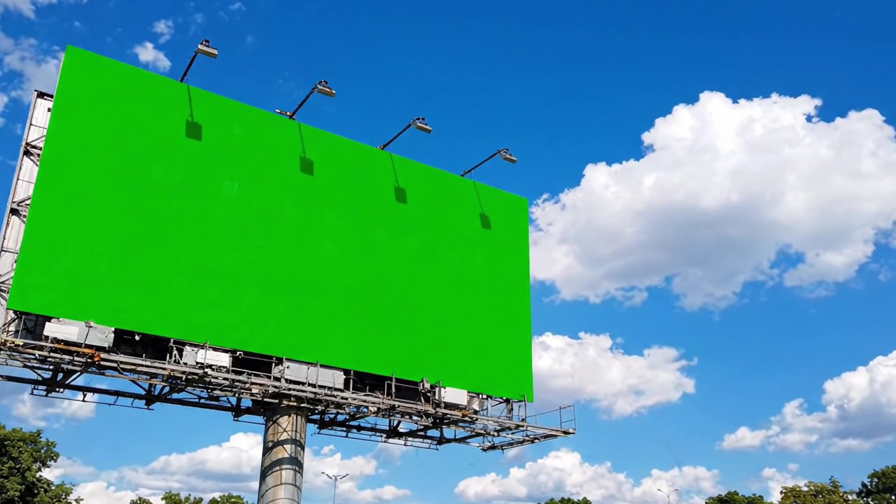Stor grøn billboard omgivet af blå himmel og bløde hvide skyer, perfekt til reklamevisninger eller kreativ digital markedsføring