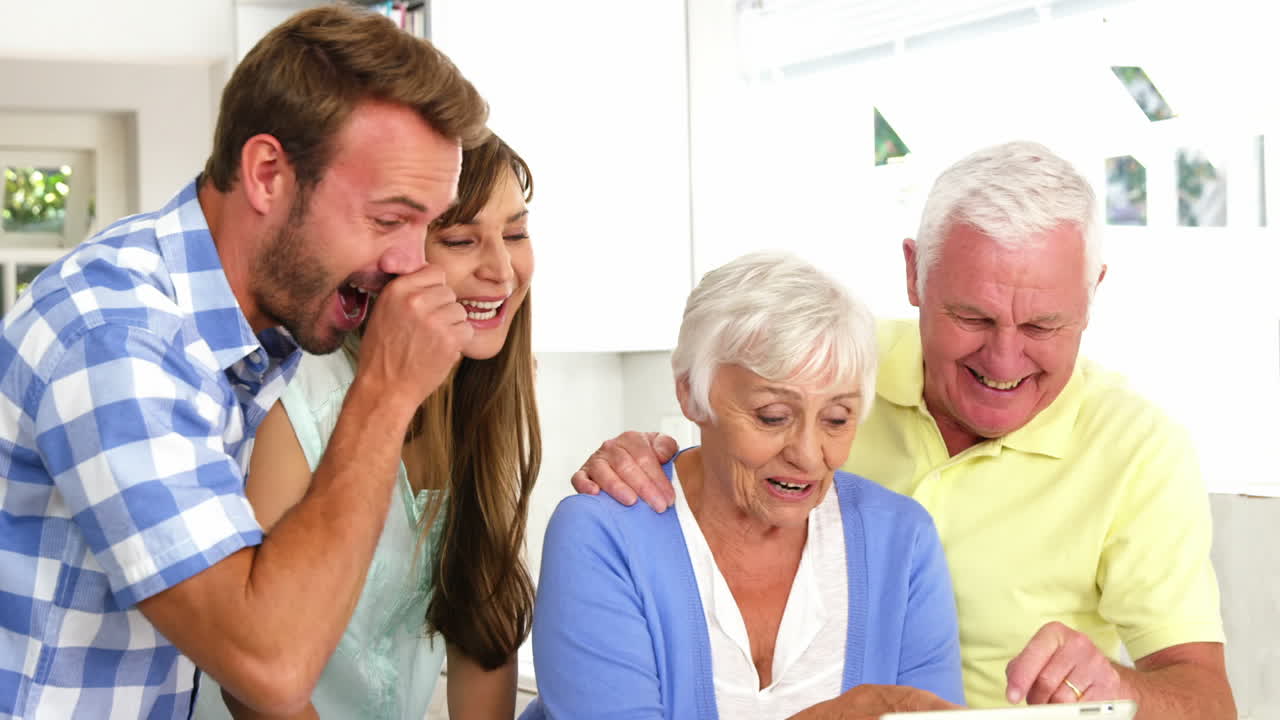 한 가족이 오래된 사진을 보고 있습니다.