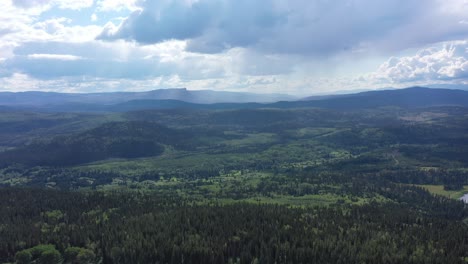 Flug-über-Den-Norden-Von-British-Columbia:-Entdecken-Sie-Die-Wälder-Und-Hügel-Von-Smithers-Vom-Himmel-Aus