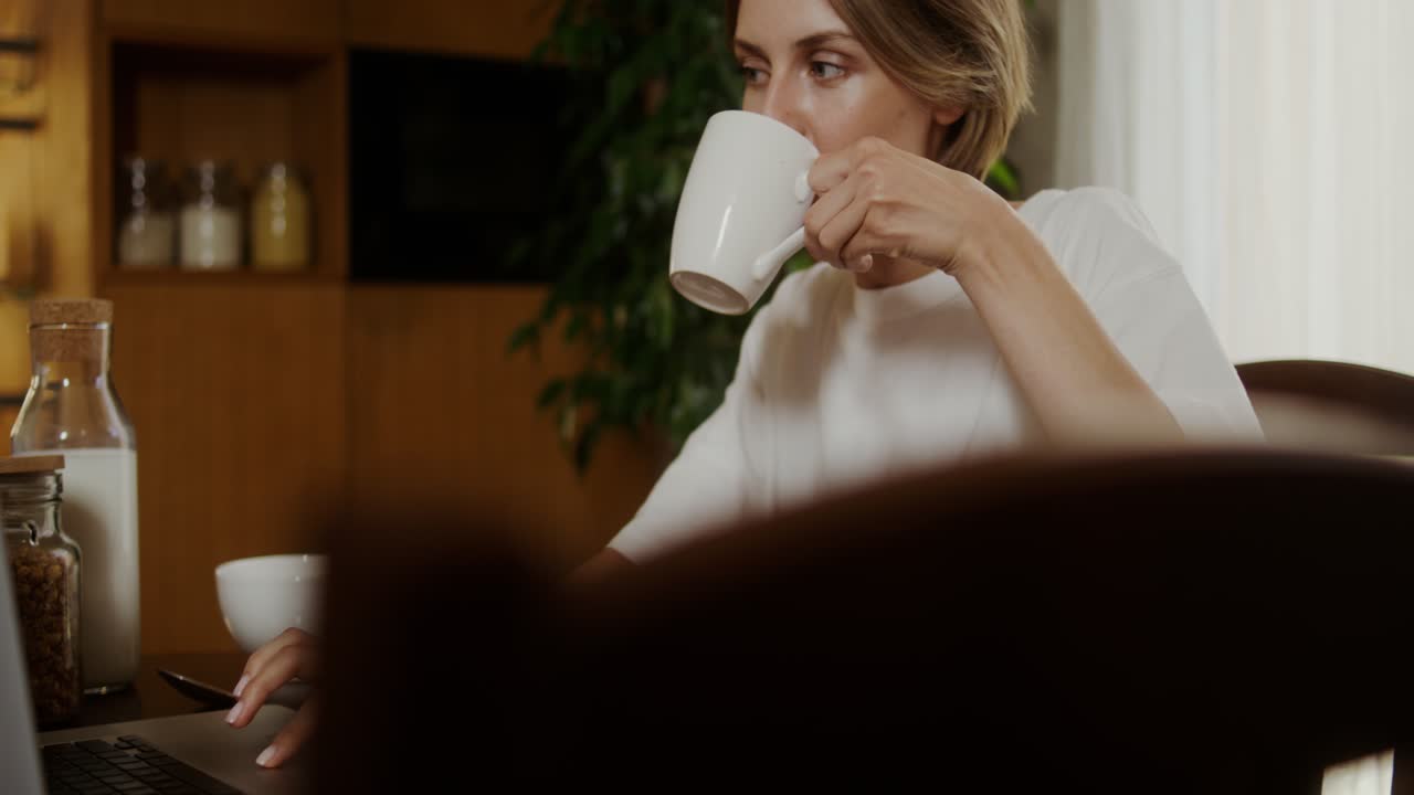 집에서 아침 식사를 하는 여자