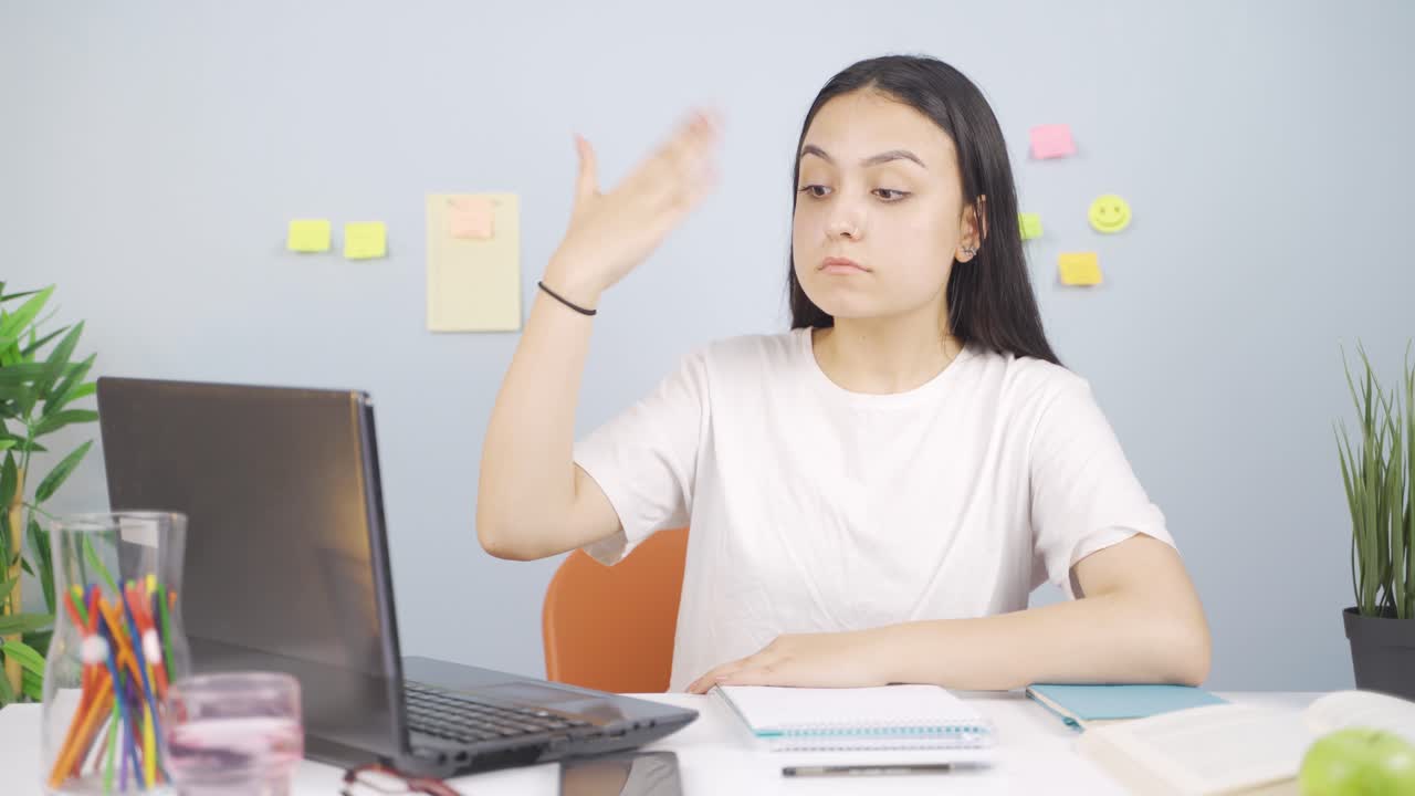 눈이 건조한 여학생.