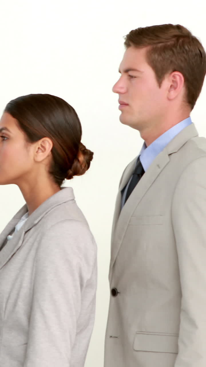 gente de negocios de pie en fila