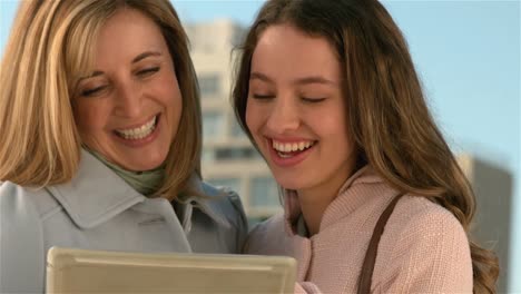 Mutter-Und-Tochter-Benutzen-Ihr-Tablet-Und-Lächeln
