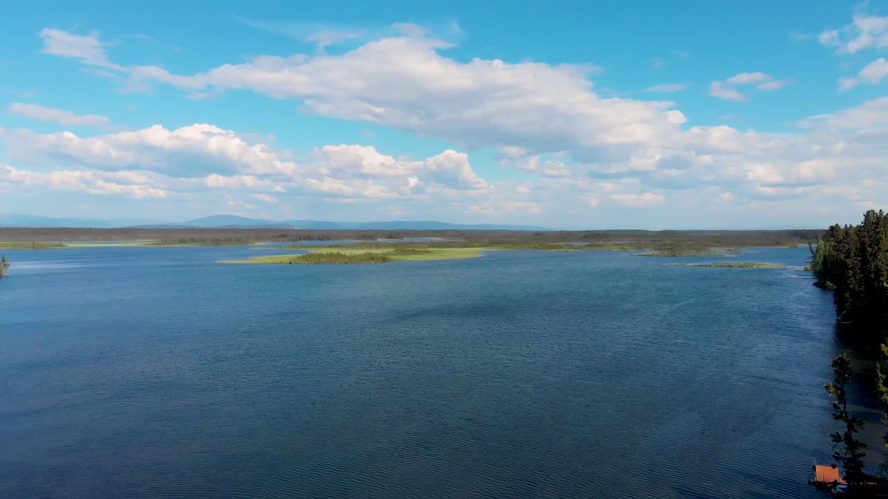 video de dron de 4k del lago clearwater cerca del cruce delta, ak durante el verano