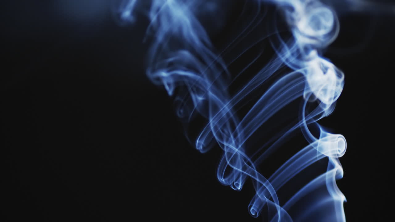 video von weißen rauchwolken, die sich mit kopierraum auf schwarzem hintergrund bewegen