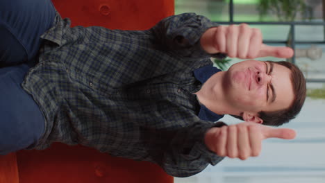 joven adolescente feliz mirando con aprobación a la cámara mostrando los pulgares hacia arriba, como un signo positivo, buenas noticias