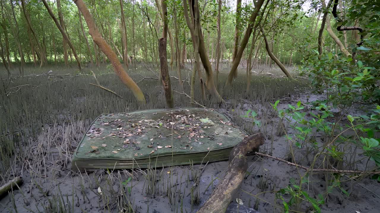 무책임 한 사람 들 이 버린 침대 쓰레기