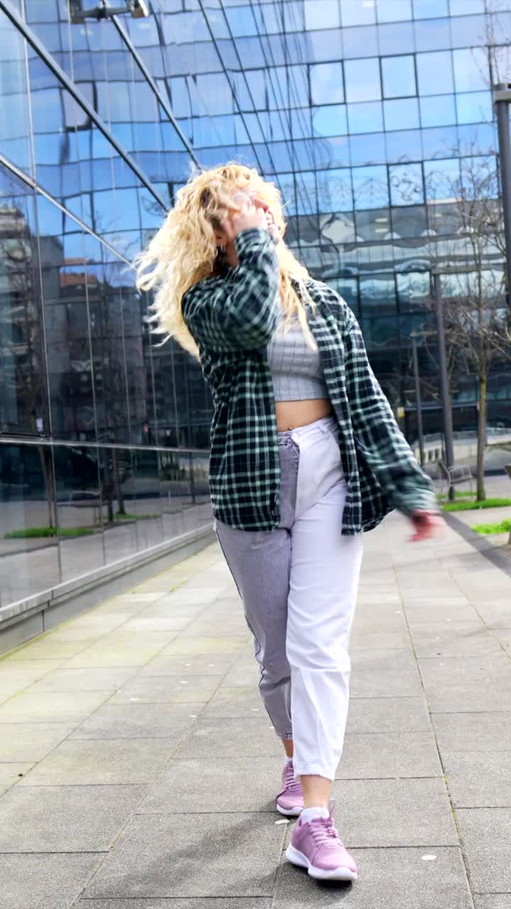 mujer bailando en un entorno urbano