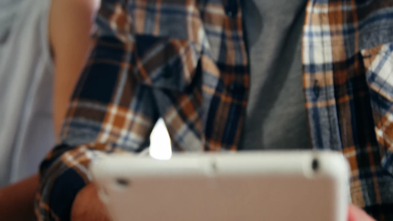 hombre usando una tableta digital en un restaurante