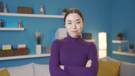 아시아 여성이 자신있게 카메라를 쳐다보고 있습니다.