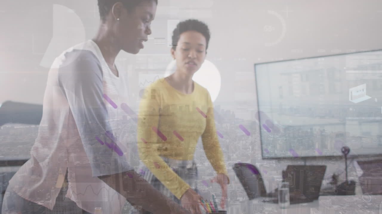 animación del procesamiento de datos sobre diversas personas de negocios que trabajan en la oficina