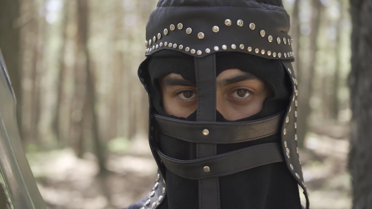 soldado medieval con un casco en la cabeza.