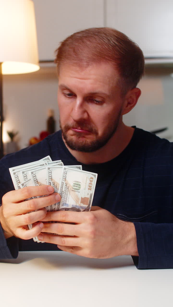 Man räknar dollar i kontanter, planerar drömköp med sparade pengar från lönen, en stor bonus och investeringar under natten.