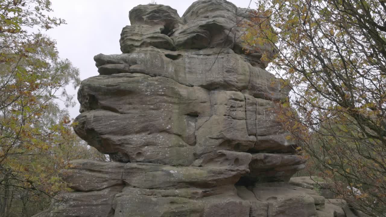 Avslöjande bild av en massiv klippformation som visar erosion vid Brimham Rocks.