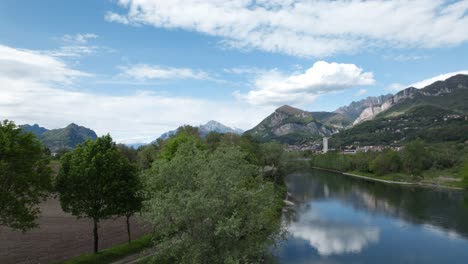 Luftaufnahme-Eines-Malerischen-Weges-Entlang-Des-Flusses-In-Calolziocorte-Mit-Blick-Auf-Die-Berge-Im-Hintergrund