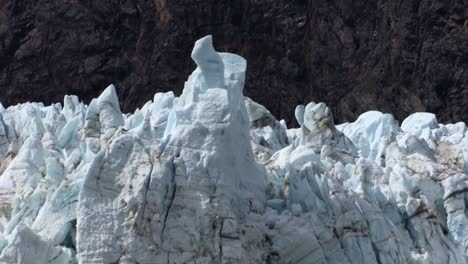 asombrosos picos irregulares de hielo en la parte superior del glaciar margerie forman una forma única