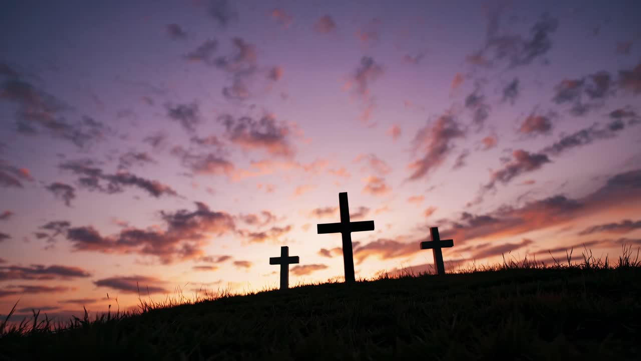 Croci in silhouette su una collina al tramonto, riprese dal basso, che creano un'atmosfera serena