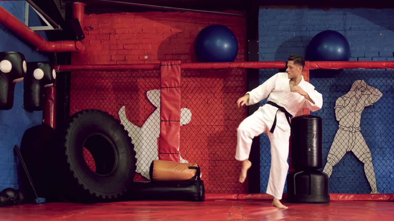 카라테를 연습하는 남자