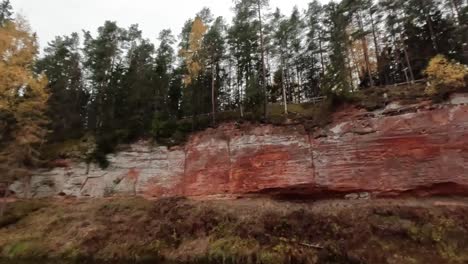 El-Acantilado-Echo,-Acantilados-De-Arenisca-Roja-Skanaiskalns-En-El-Río-Salaca-En-El-Parque-Natural-Skanaiskalns-Mazsalaca,-Letonia,-Tiempo-De-Otoño