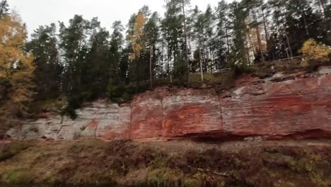 el acantilado echo, acantilados de arenisca roja skanaiskalns en el río salaca en el parque natural skanaiskalns mazsalaca, letonia, tiempo de otoño