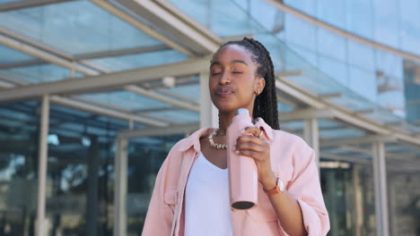 mujer africana, estudiante bebiendo agua