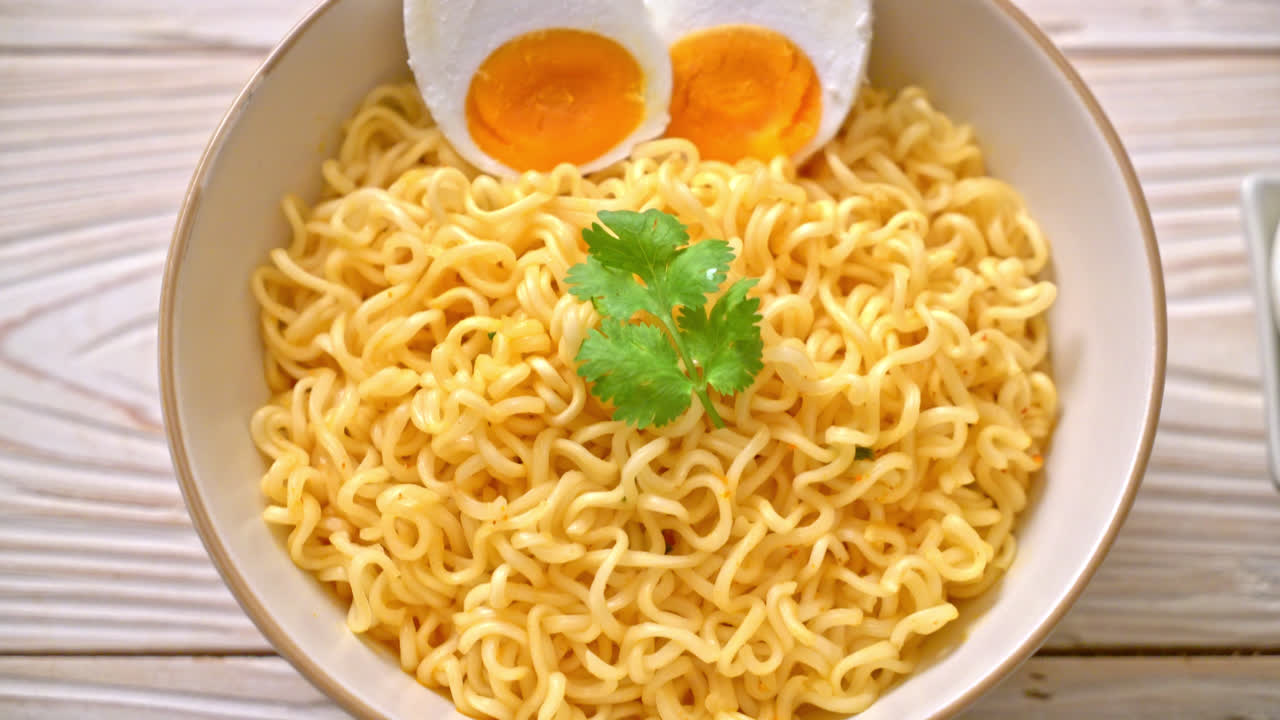 소금 계란 인스턴트 국수 그릇