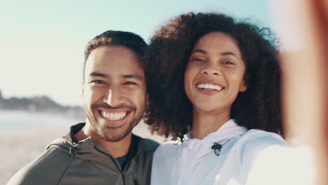 Selfie,-Sonrisa-Y-Amor-Con-Una-Pareja-En-La-Playa