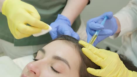 tratamiento con plasma del cuero cabelludo. procedimiento de mesoterapia capilar en la clínica de cosmetología moderna
