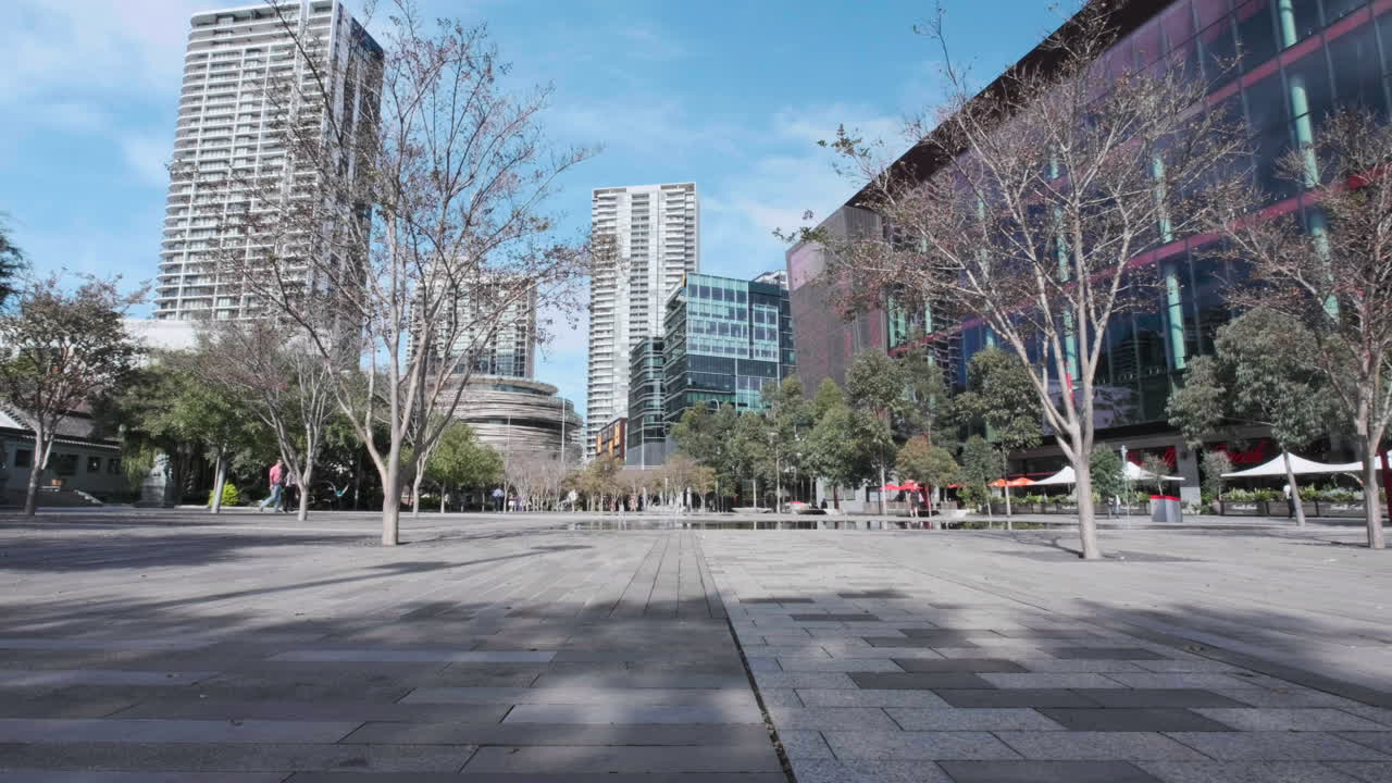 La gente realiza su rutina matutina en el tranquilo Parque Tumbling, en el distrito financiero de Sídney